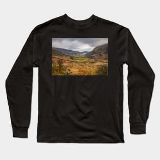 Looking down the valley to Llyn Gwynant, Snowdonia Long Sleeve T-Shirt